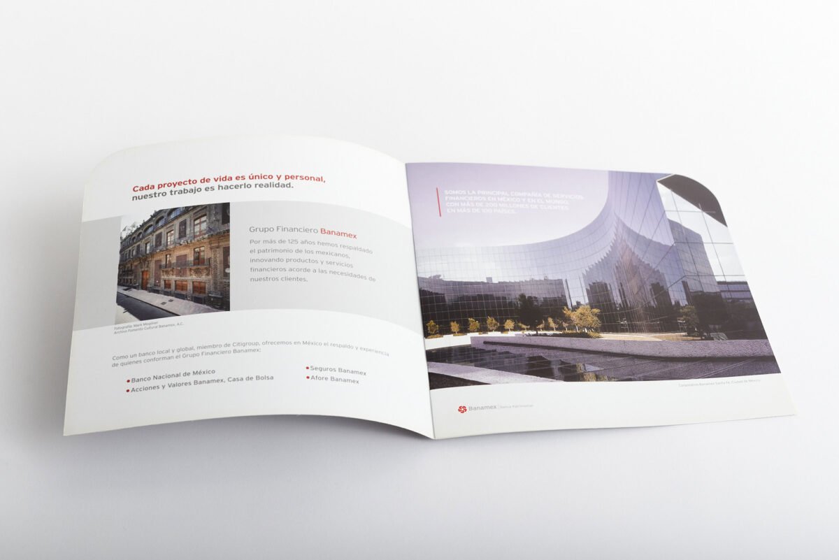 Brochure sencillo con detalle en esquina