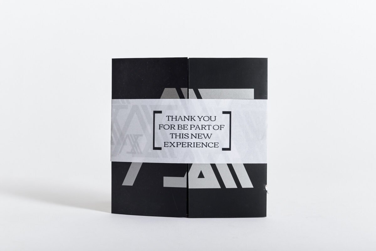 Brochure tipo tríptico con cintillo