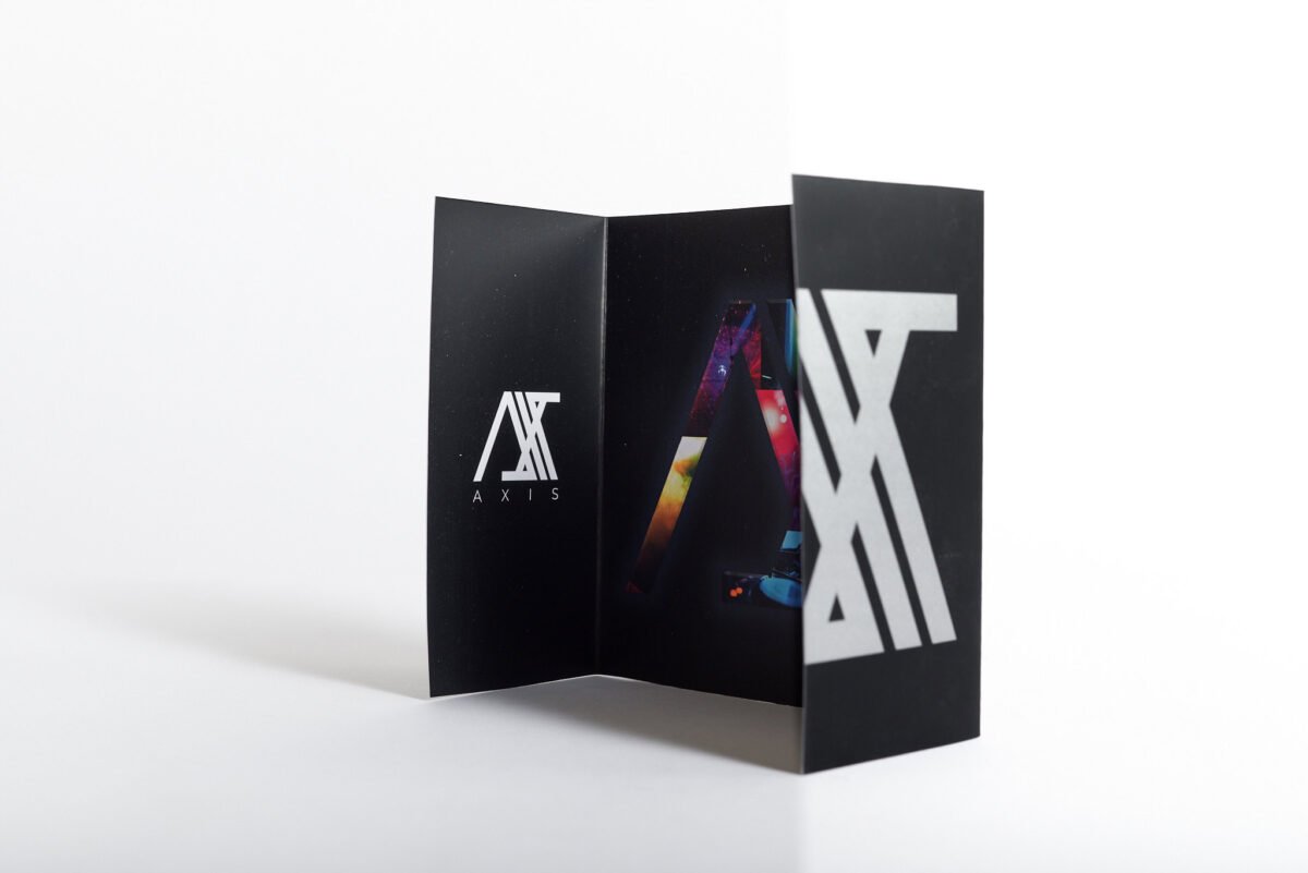 Brochure tipo tríptico con cintillo