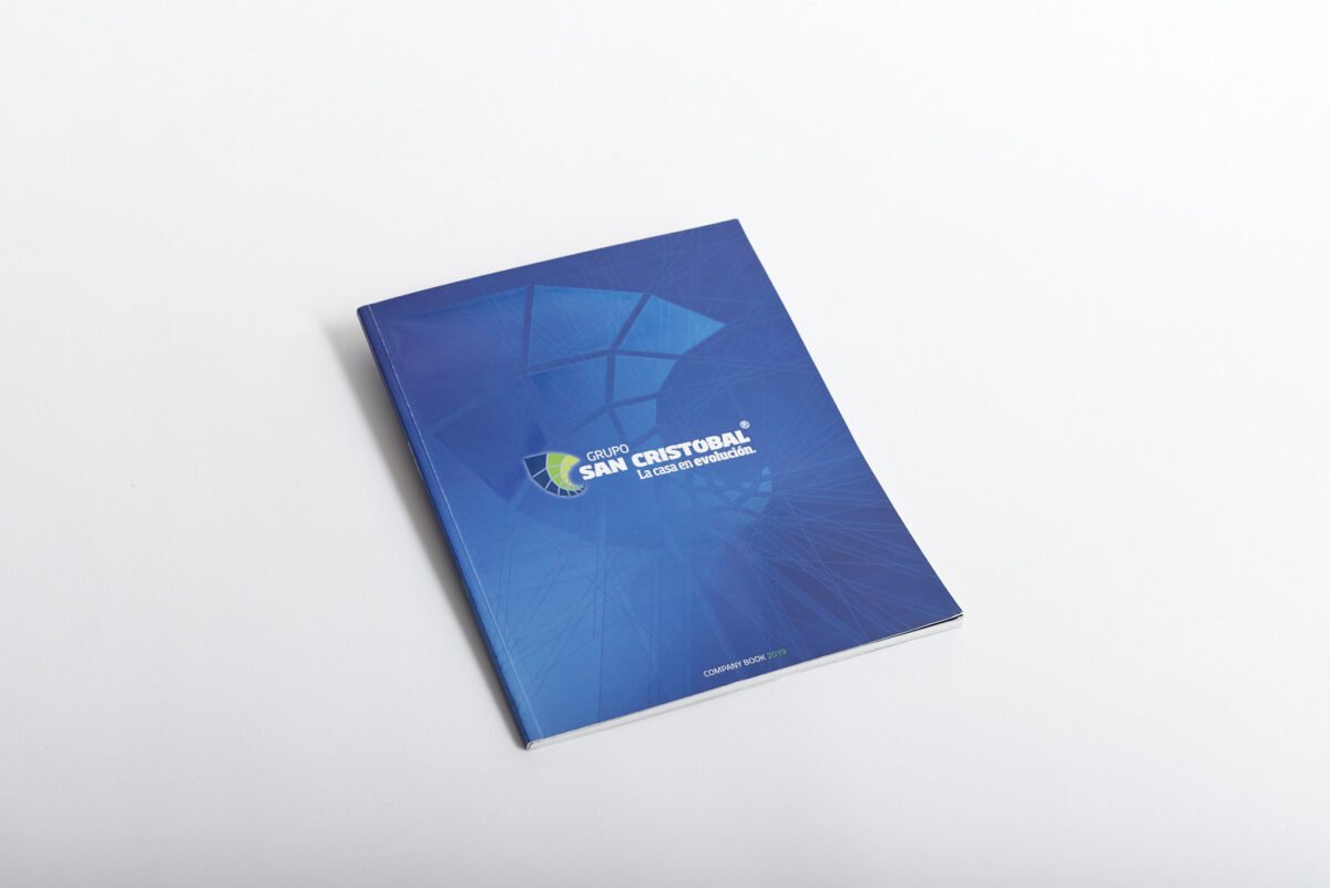 Informe tipo libro pasta blanda con barniz