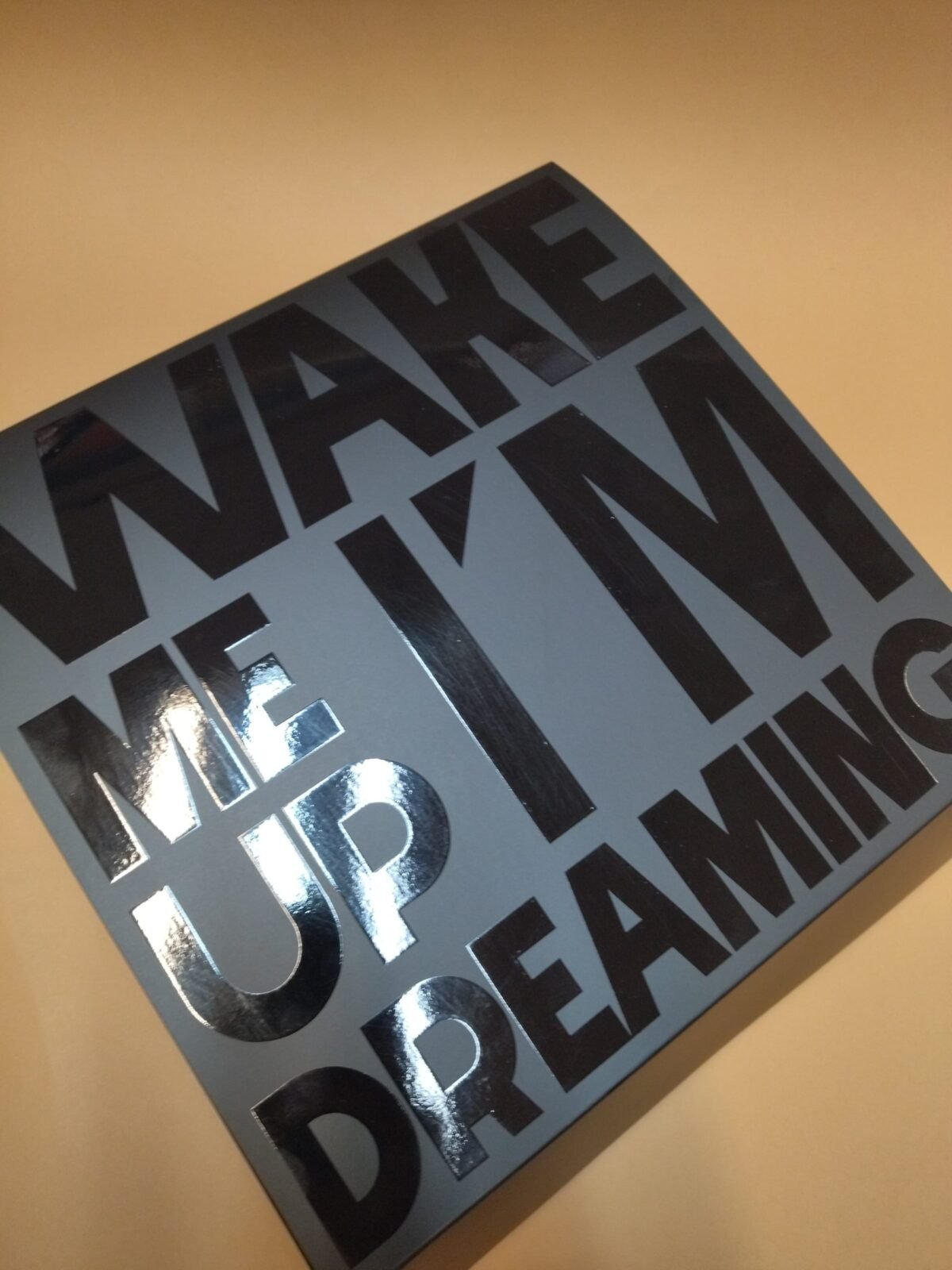 Caja blanda tipo carpeta | barniz a registro