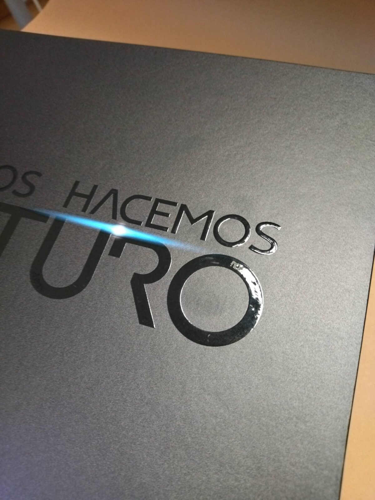 Caja rígida tipo carpeta | barniz a registro