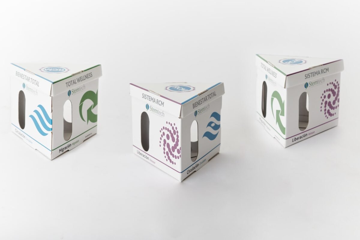 Caja triangular con abertura hacia producto