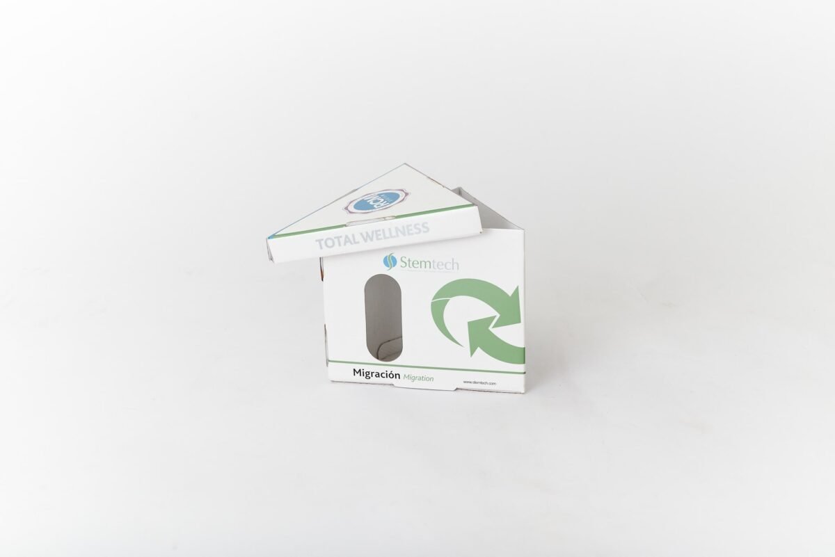 Caja triangular con abertura hacia producto