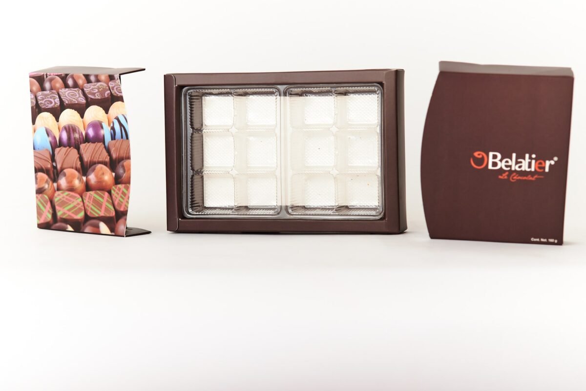 Caja desplegable con inserto de plástico