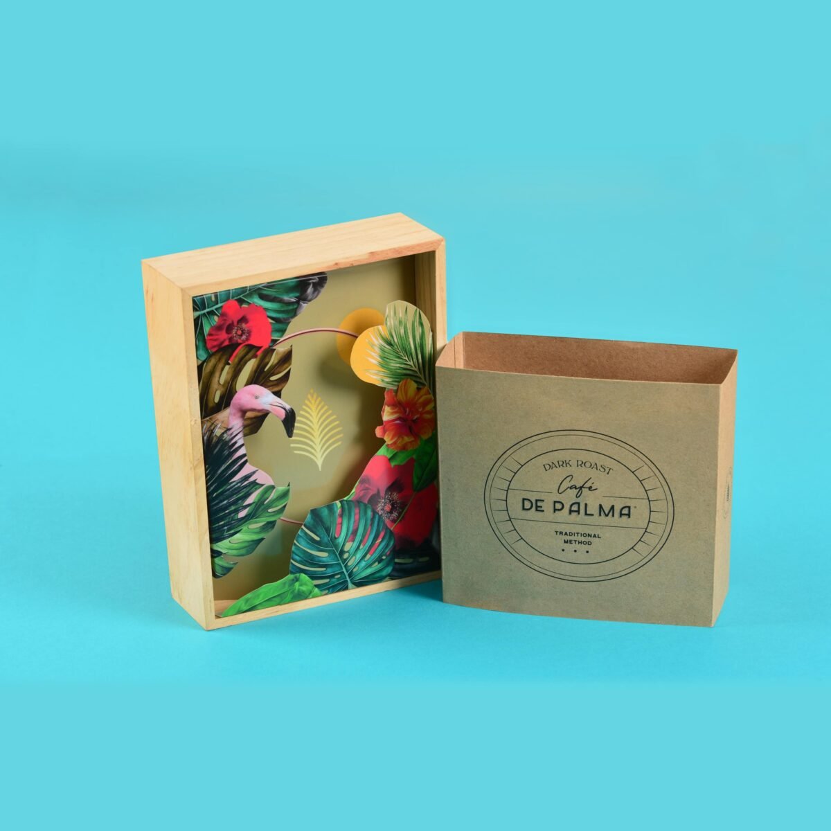 Caja de madera con figuras como insertos y cierre cintillo