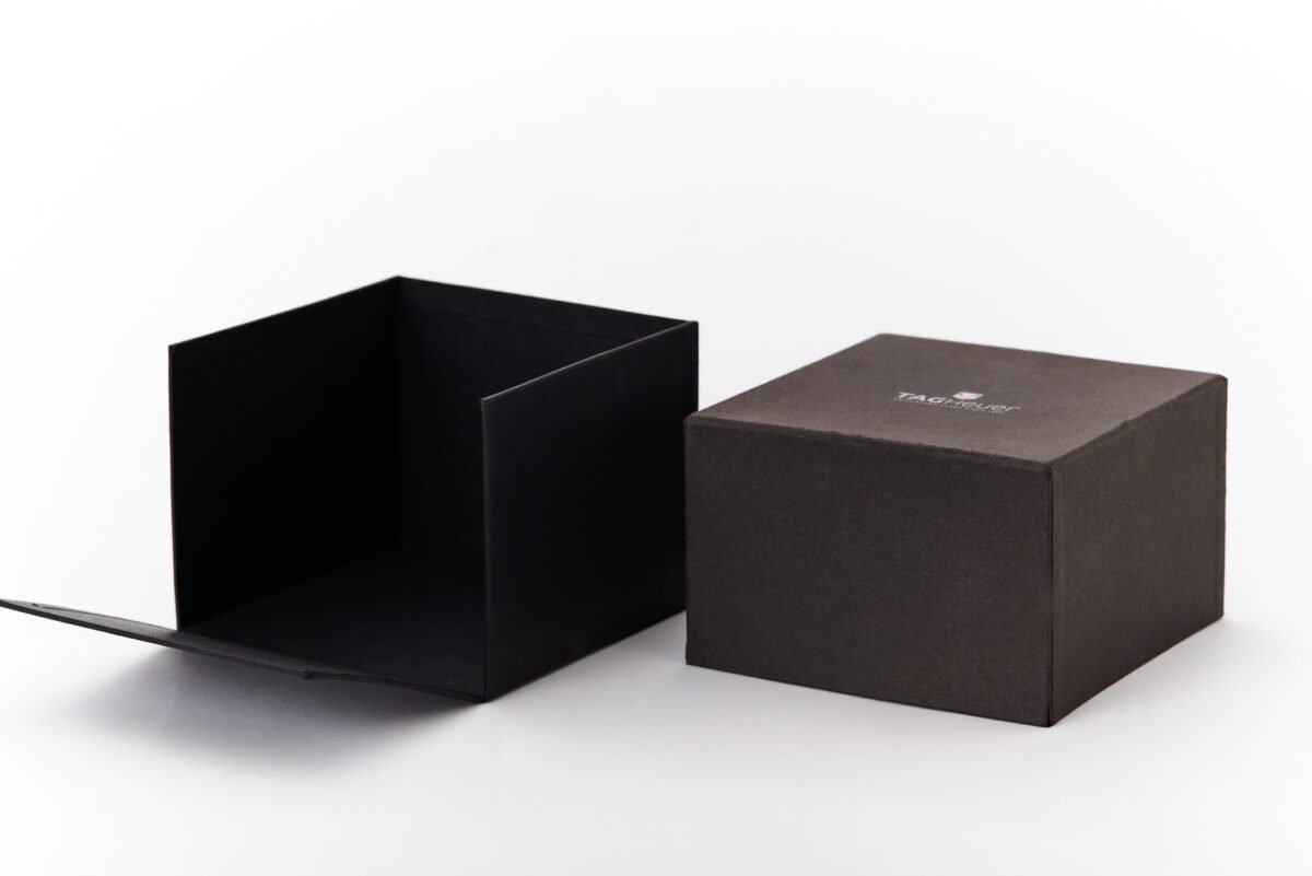 Caja cuadrada con cierra tapa y base