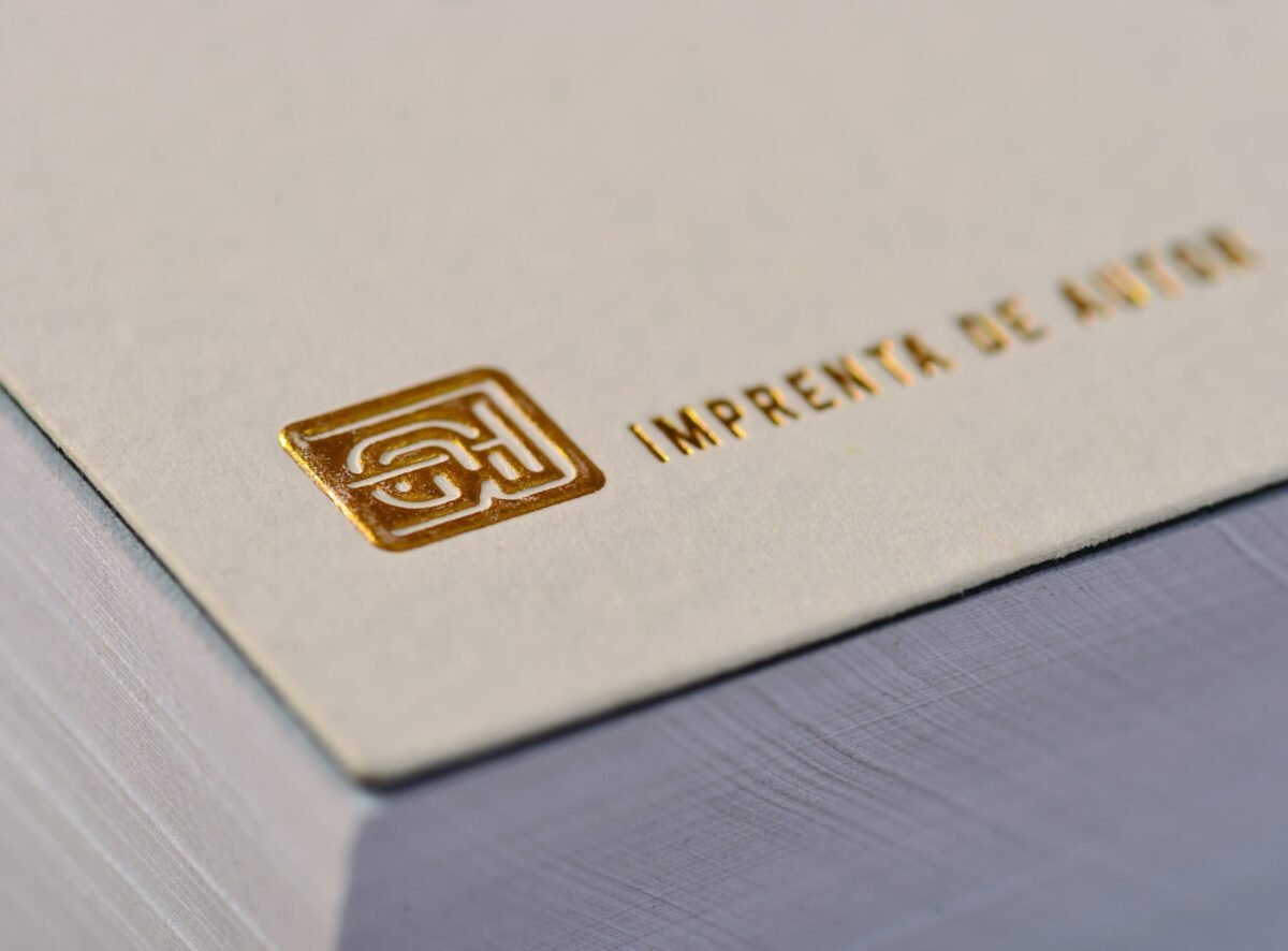 Tarjeta de presentación con letter press y hot stamping