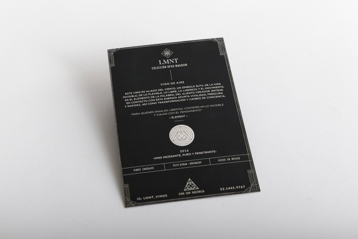 Postal con hot stamping plateado y tinta blanca