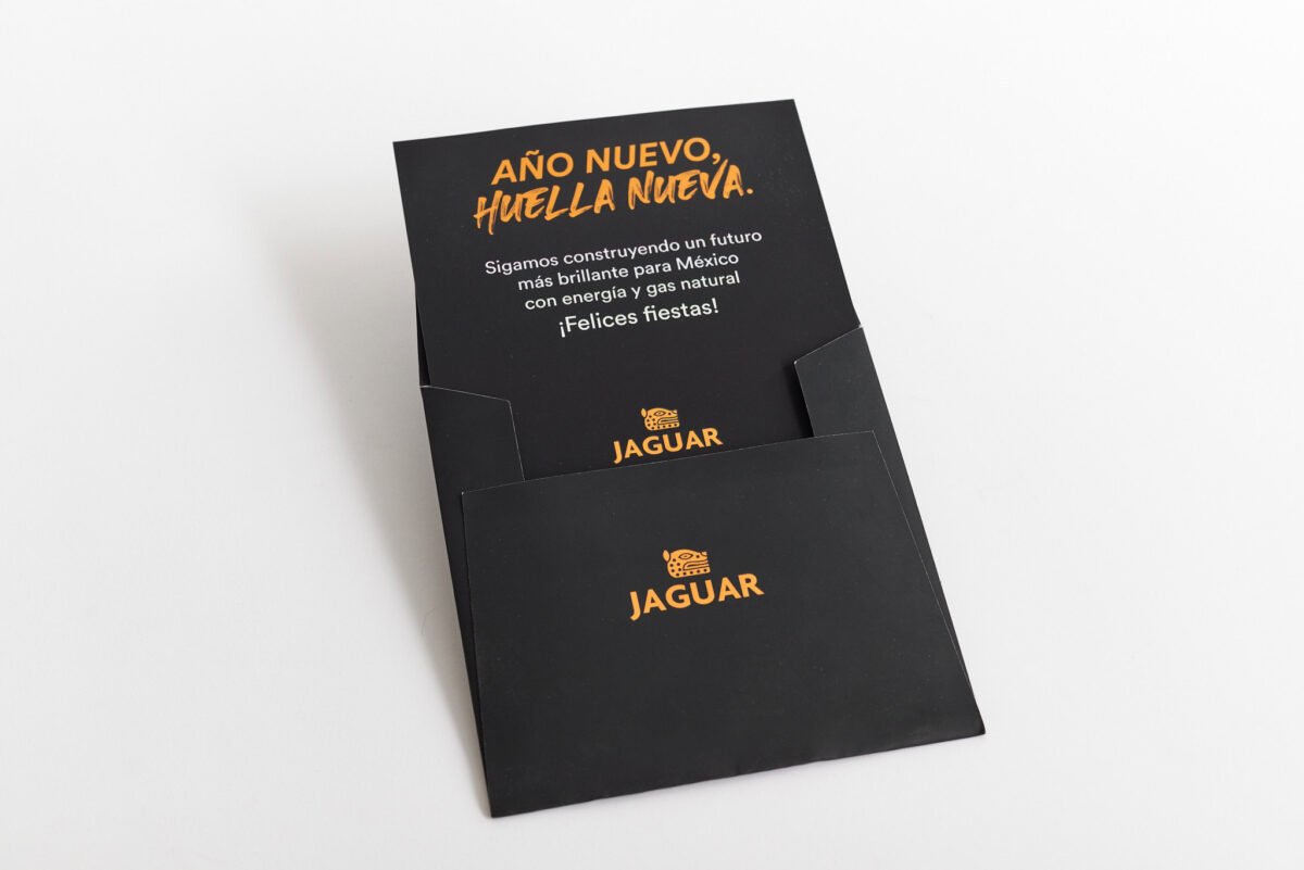 Invitación cuadrada con barniz a registro