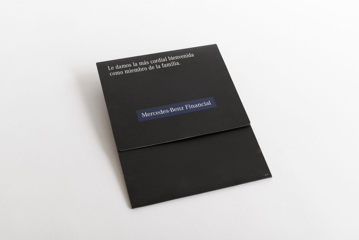 Sobre negro con tinta blanca y esquinas redondas