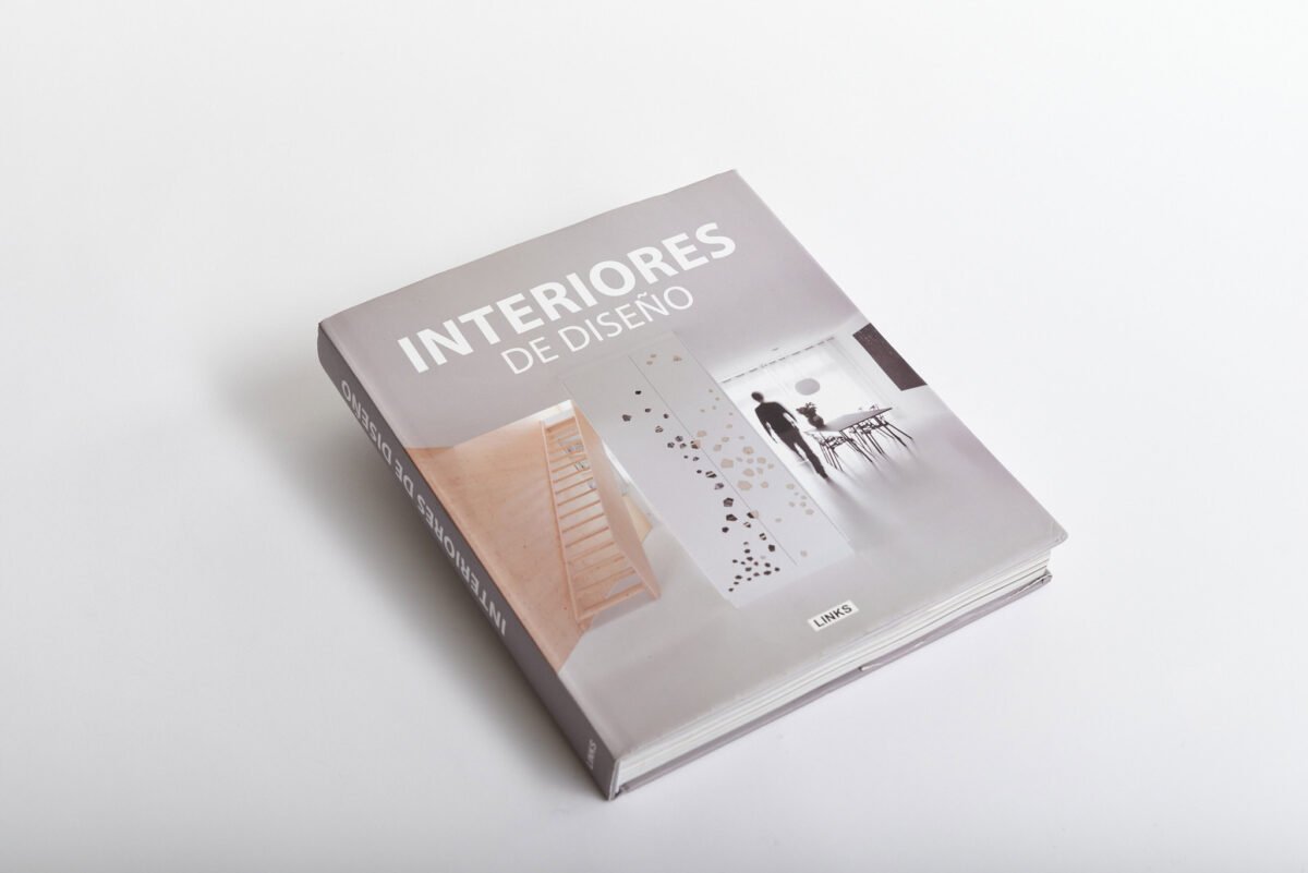 Libro de pasta dura con muchas páginas