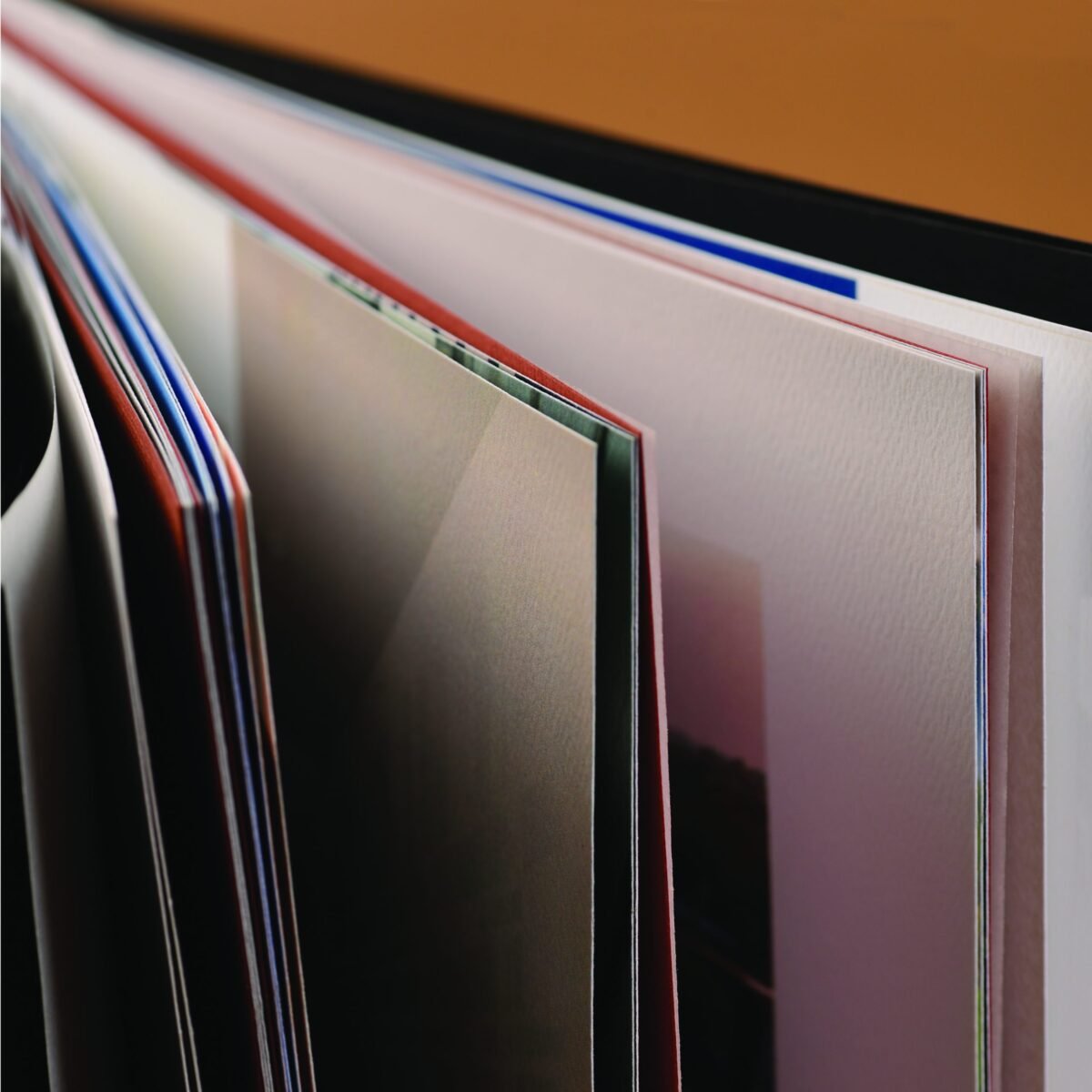 Libro de pasta blanda vertical con interiores texturizados