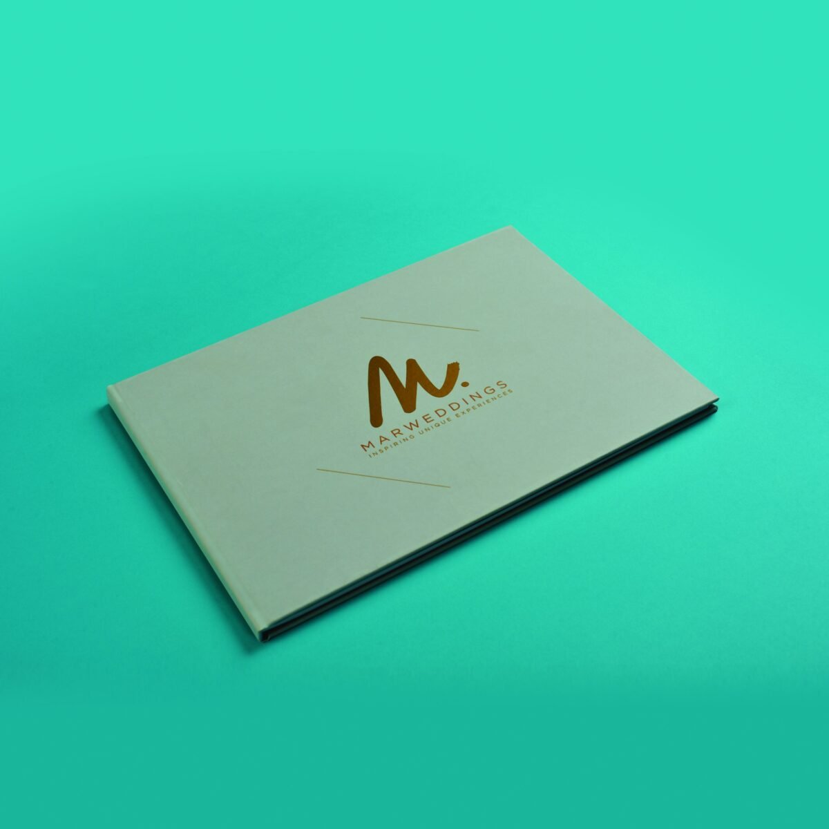 Libro pasta dura con letras doradas en portada