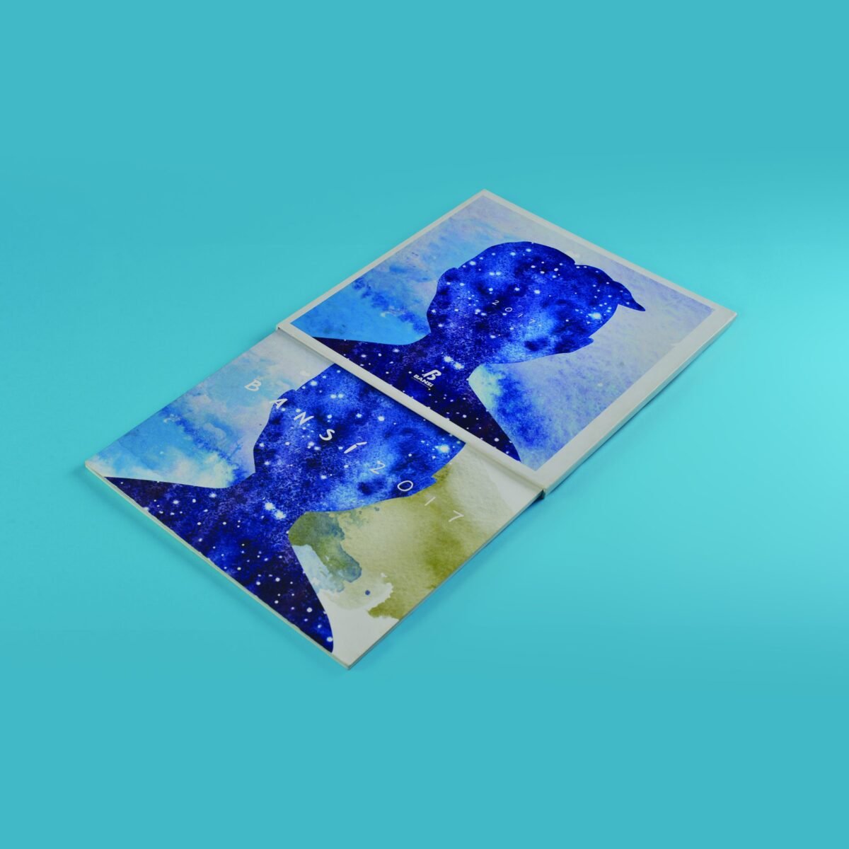 Libro de pasta dura con camiseta rígida como cierre