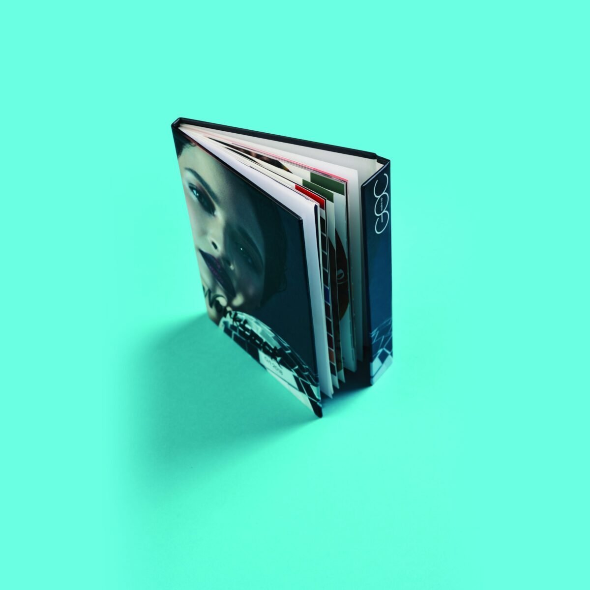 Libro de pasta dura con solapa expuesta como cierre