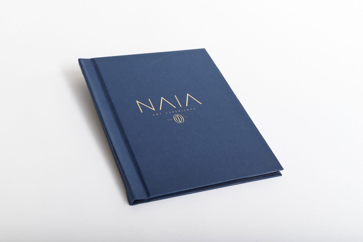 Libro de pasta dura con lomo elegante