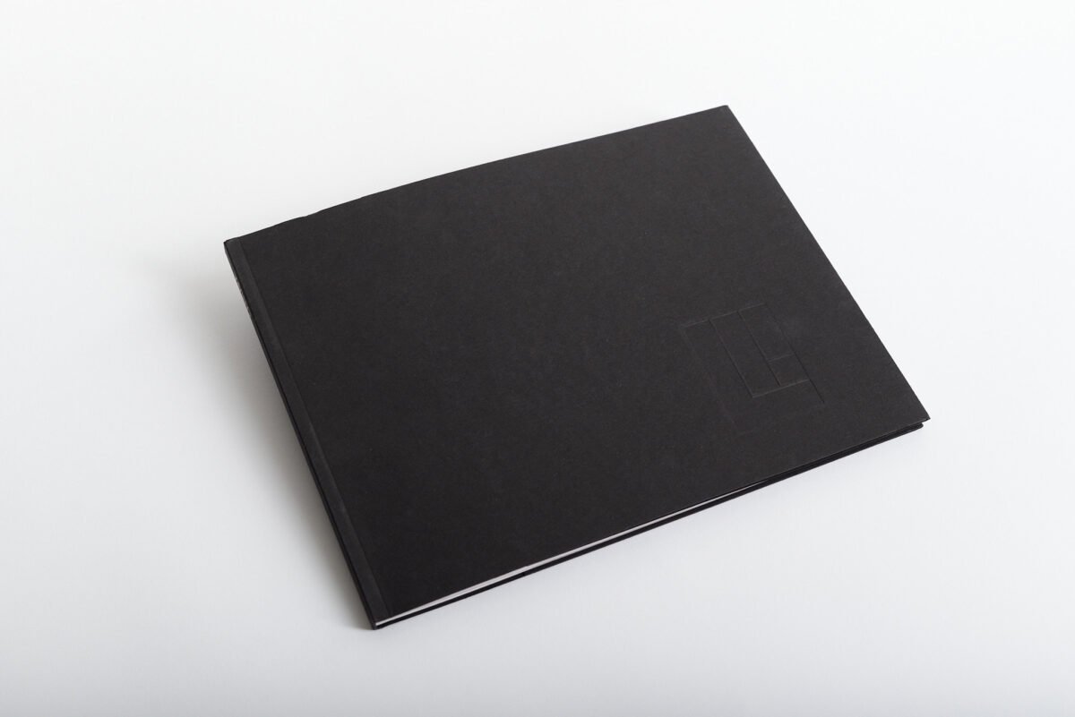 Libro elegante con insertos de otros papeles