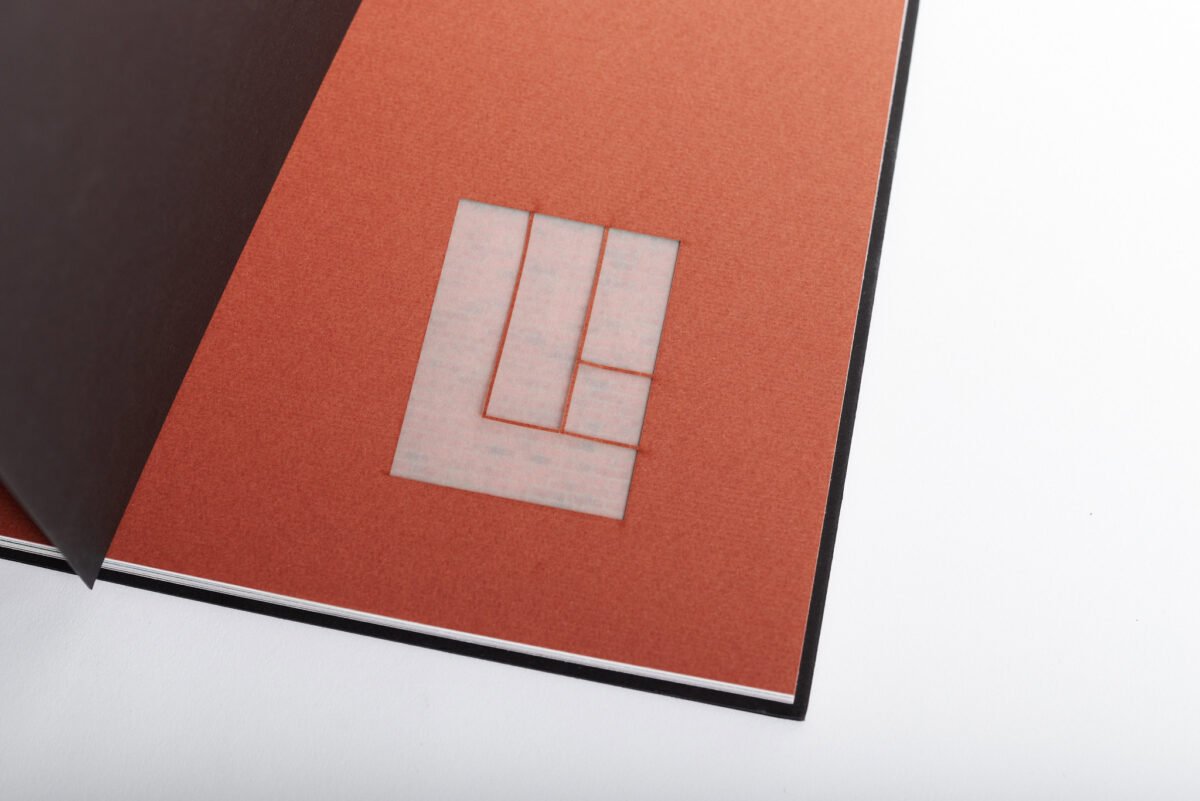 Libro elegante con insertos de otros papeles