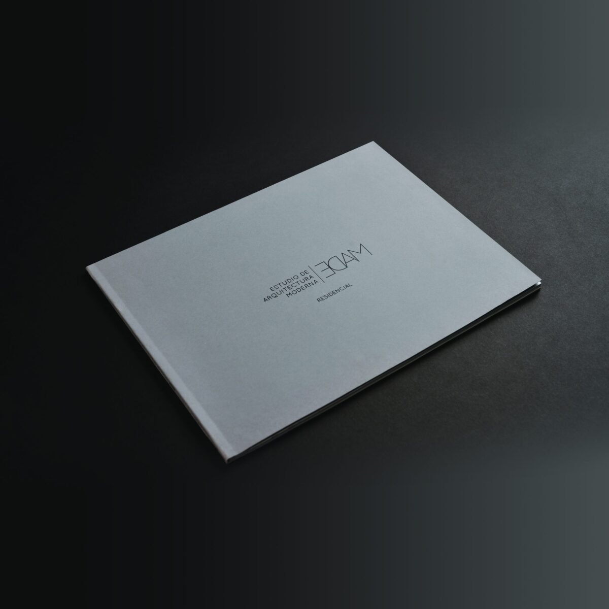 Libro portada en papel gris y tinta negra