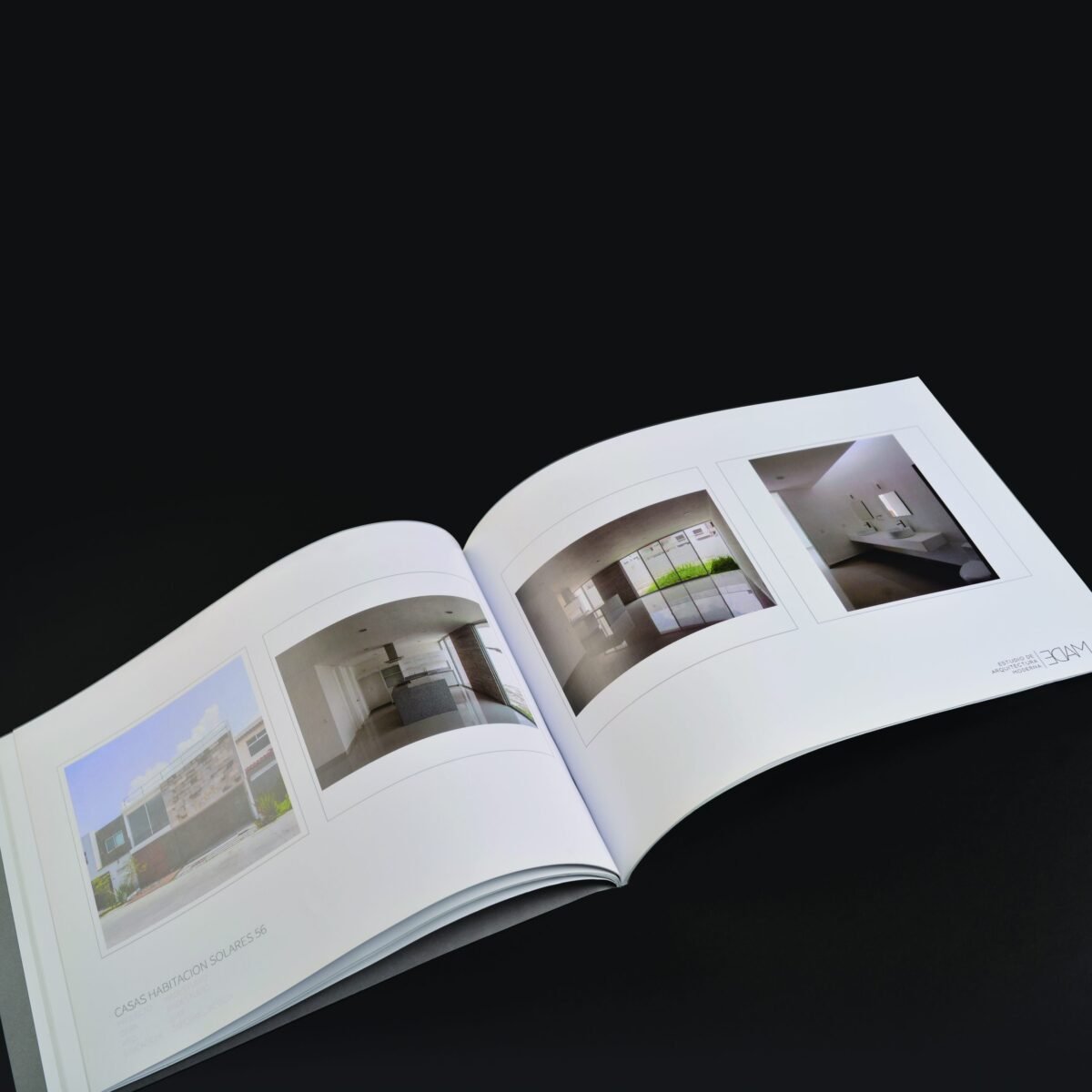 Libro portada en papel gris y tinta negra