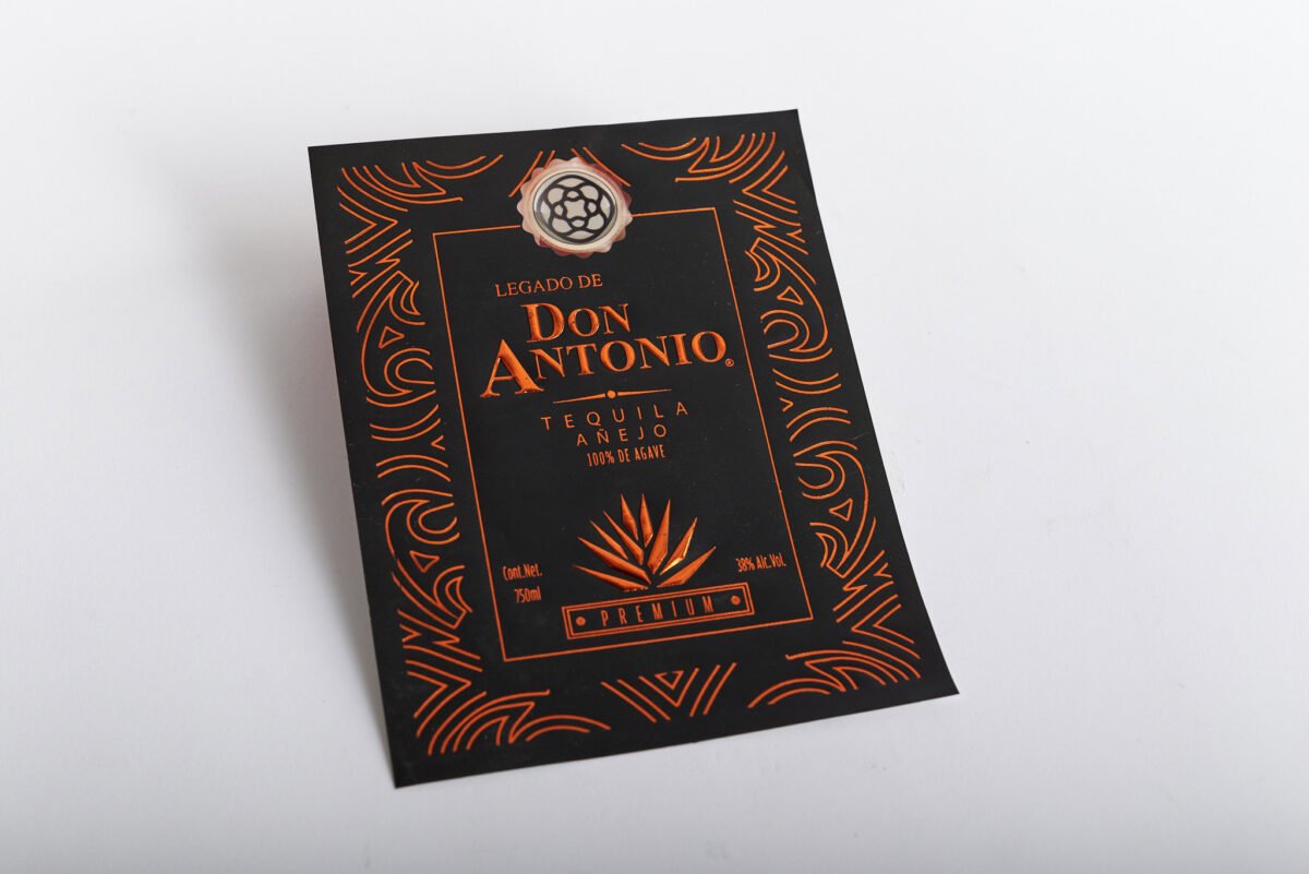 Etiqueta con hot stamping, realce y barniz