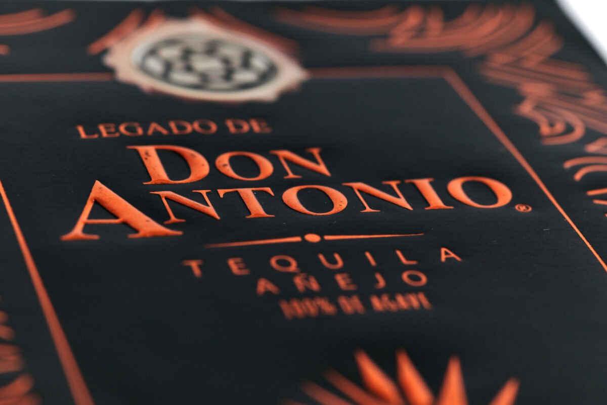 Etiqueta con hot stamping, realce y barniz