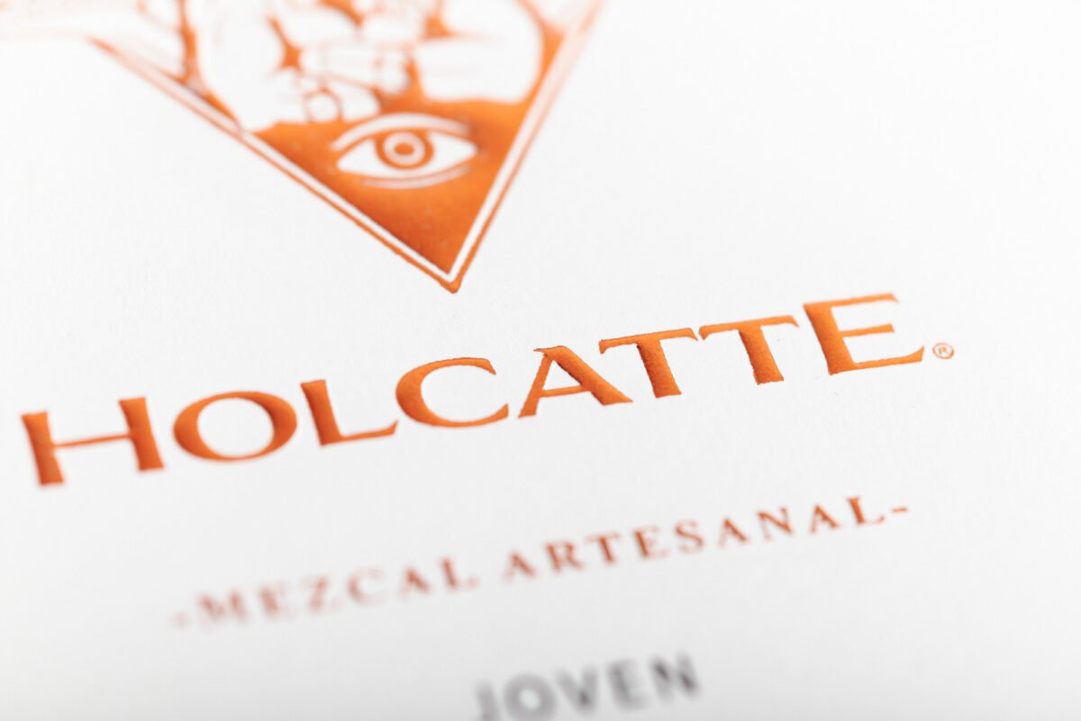 Etiqueta texturizada y con realce