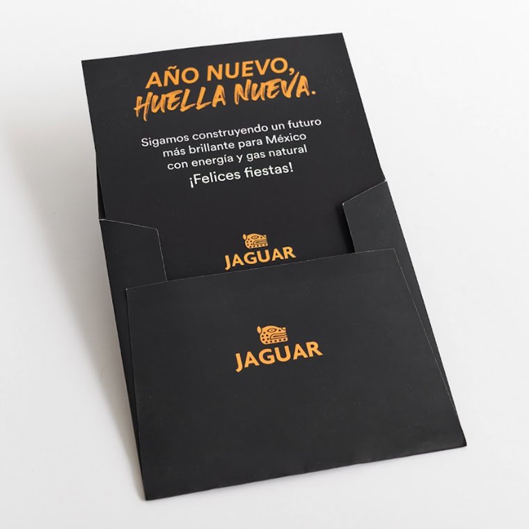 Sobre cuadrado con barniz a registro